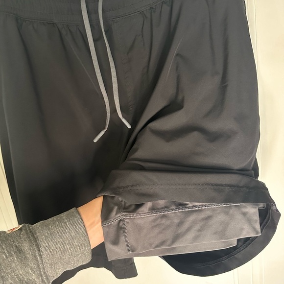 RHONE Men’s Shorts Size XXL Black 8” Zip Pocket Freedom Lies On Been Bold lined - Picture 7 of 15